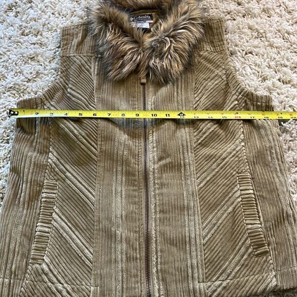 Columbia Tan Corduroy Faux Fur Collar Zip Front Vest Women's Medium EUC - Picture 9 of 14
